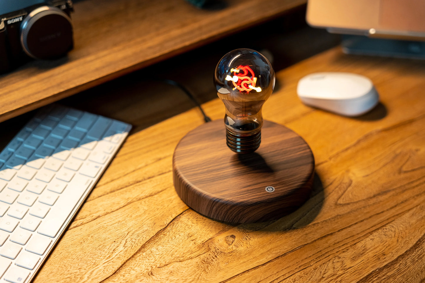 Lampe Ampoule Lévitante — Lévitation Magnétique, Verre Soufflé & Base Bois